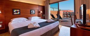 TV a/nebo společenská místnost v ubytování Protur Roquetas Hotel & Spa
