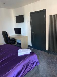 Una cama o camas en una habitación de Just by the Gormly MenAnother Place Near Liverpool 13 Abbortford Road Crosby Liverpool L23 6ux