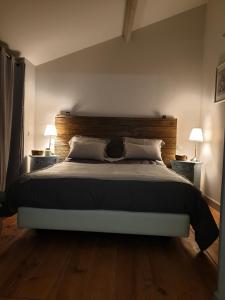 Saint-Gervais的住宿－le clos soleilhan，一间卧室配有一张大床和两盏灯