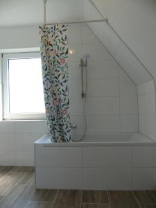 eine Dusche in einem weißen Bad mit einem Duschvorhang in der Unterkunft Townflat Kassel City / Privat wie im eigenen Haus / Kostenlos Parken in Kassel