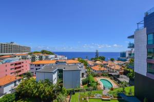 Una ciudad con edificios y el océano al fondo. en Apartamento Astrolab, en Funchal