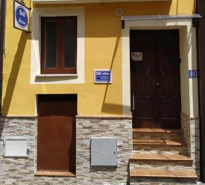 una casa con due porte e un cartello sopra di B&B Arena Family a Fagnano Castello