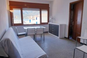 una camera ospedaliera con un letto e un tavolo con sedie di Àncora, apartamento 2 hab. con vistas al mar U1 a Port de la Selva