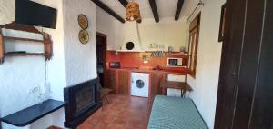 a small kitchen with a washer and dryer at Casas Rurales La Minilla in Los Albaricoques