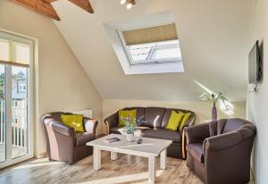 Sala de estar con 2 sofás y mesa en Haus Scharhoern_Riff _ Fewo 19, en Cuxhaven