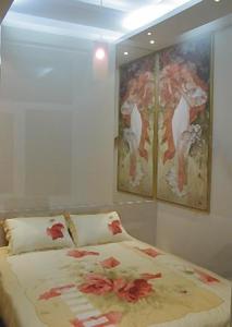 キーウにあるOk アパートメンツ バッセイナヤ エリア キエフのベッドルーム1室(赤い花のベッド1台付)