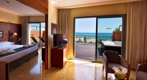 Postel nebo postele na pokoji v ubytování Protur Roquetas Hotel & Spa