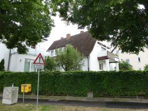 ein Straßenschild vor einem weißen Haus in der Unterkunft Townflat Kassel City / Privat wie im eigenen Haus / Kostenlos Parken in Kassel