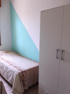 1 dormitorio con 1 cama y armario blanco en Belvedere, en Lido Adriano