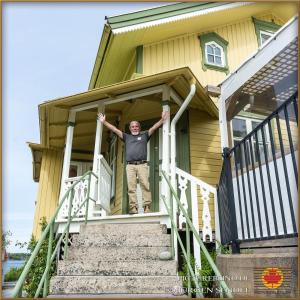 Ein Mann steht auf den Stufen eines Hauses in der Unterkunft Hem till Bengt in Kungshamn