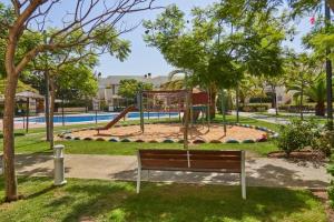 Bazén v ubytovaní Apartamento primera línea de playa Isla Cristina Urbanización Zarati alebo v jeho blízkosti
