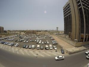 um parque de estacionamento cheio de carros ao lado de um edifício em Al Nahda Urban Company Residential Units em Jeddah