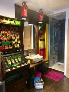 um quarto com uma slot machine e um chuveiro em Pension Haus Sanz em Viena