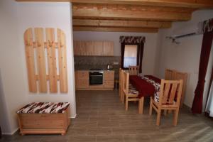 Kuchyň nebo kuchyňský kout v ubytování BONI Apartmanok