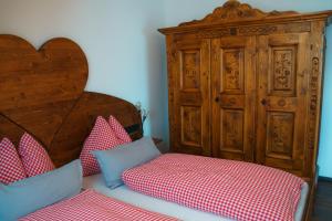 um quarto com uma cama e um armário de madeira em Pension Haus Sanz em Viena