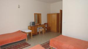 A bed or beds in a room at Hotel Kastro