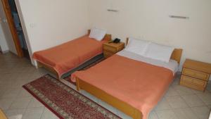 A bed or beds in a room at Hotel Kastro