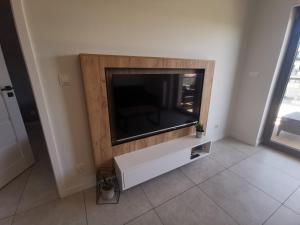 TV a/nebo společenská místnost v ubytování Apartament Gardenia Klif 35 z widokiem na morze