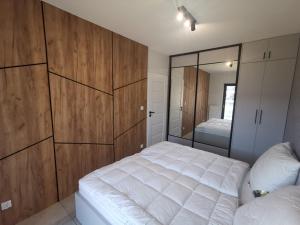 Postel nebo postele na pokoji v ubytování Apartament Gardenia Klif 35 z widokiem na morze