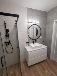 Koupelna v ubytování Apartament Gardenia Klif 35 z widokiem na morze