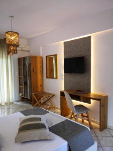 TV a/nebo společenská místnost v ubytování Porto Thassos Apartments & Studios