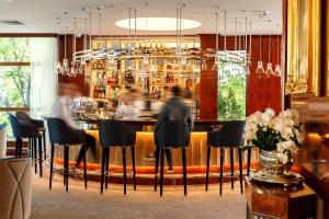 索波特Hotel Haffner Resort & Spa - Destigo Hotels的坐在餐厅酒吧里的人