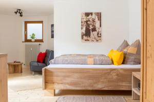 ein Schlafzimmer mit einem großen Holzbett in einem Zimmer in der Unterkunft Ferienwohnungen Resi in Bad Wörishofen
