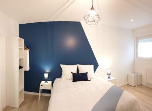 เตียงในห้องที่ Chambres privées hyper-centre Epernay lit 160x200cm