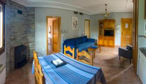 A television and/or entertainment centre at Apartamentos Rurales El Prado