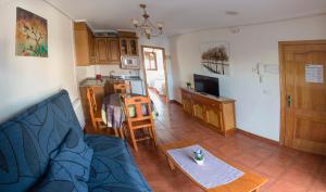 A television and/or entertainment centre at Apartamentos Rurales El Prado