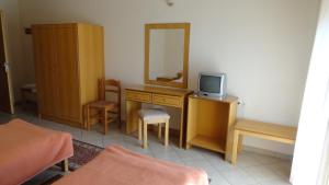 A television and/or entertainment centre at Hotel Kastro