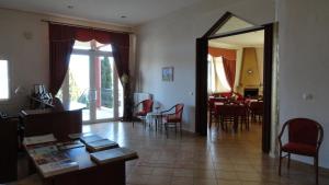A seating area at Hotel Kastro