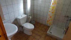 A bathroom at Hotel Kastro