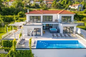 eine Luftansicht eines Hauses mit Pool in der Unterkunft Villa Elegance in Sinj