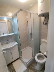 Ванна кімната в RIS CENTRAL Apartments