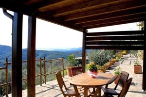 un tavolo in legno e sedie su un patio con vista di Agriturismo Le Guazze Bone a Vetulonia