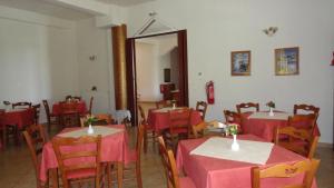 A restaurant or other place to eat at Hotel Kastro