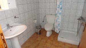 A bathroom at Hotel Kastro