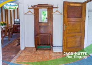 a room with a wooden door and a table at Jagd-Angler-Holzhaus-im-Wald-am-See in Kyritz