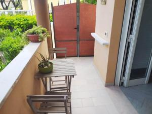 patio con mesa y 2 sillas en el balcón en Mini Loft Fronte Mare, en Pescara