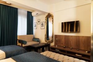 TV a/nebo společenská místnost v ubytování Taksim Yazıcı Residence