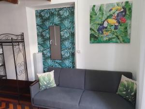 salon z kanapą i obrazem na ścianie w obiekcie Urban Suites w mieście Aveiro