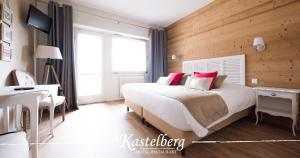 Postel nebo postele na pokoji v ubytování Hôtel Restaurant Le Kastelberg, The Originals Boutique
