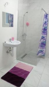 Koupelna v ubytování Apartmani Imamovic + 46 fotografií