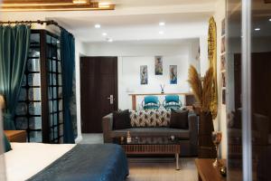 イスタンブールにあるTaksim Yazıcı Residenceのリビングルーム(ソファ、青い椅子付)
