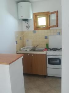 Kuchyň nebo kuchyňský kout v ubytování Cozy Studio #2, with terrace + 4 fotografie