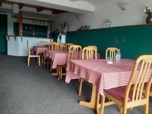 Reštaurácia alebo iné gastronomické zariadenie v ubytovaní Penzion Chlumec