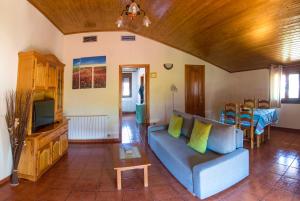 A television and/or entertainment centre at Apartamentos Rurales El Prado