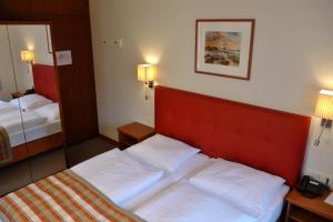 Postel nebo postele na pokoji v ubytování Hotel Hohenstauffen