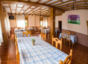 A restaurant or other place to eat at Apartamentos Rurales El Prado